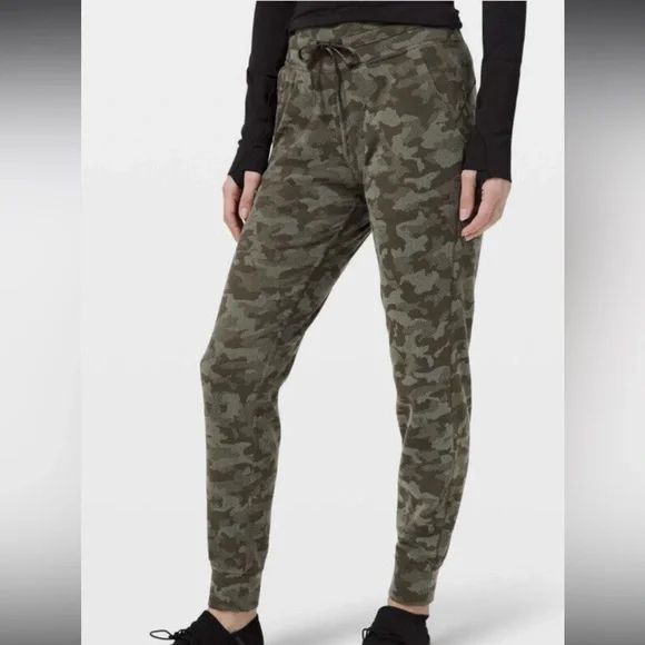 Lululemon High-Rise Jogger Green Camo Size 2 - Picture 4 of 8